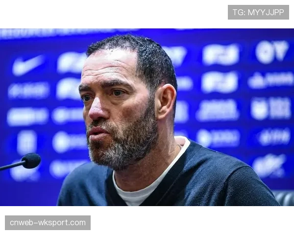 特写镜头：看台上，因伤缺席的麦卡利斯特紧握双拳为球队呐喊